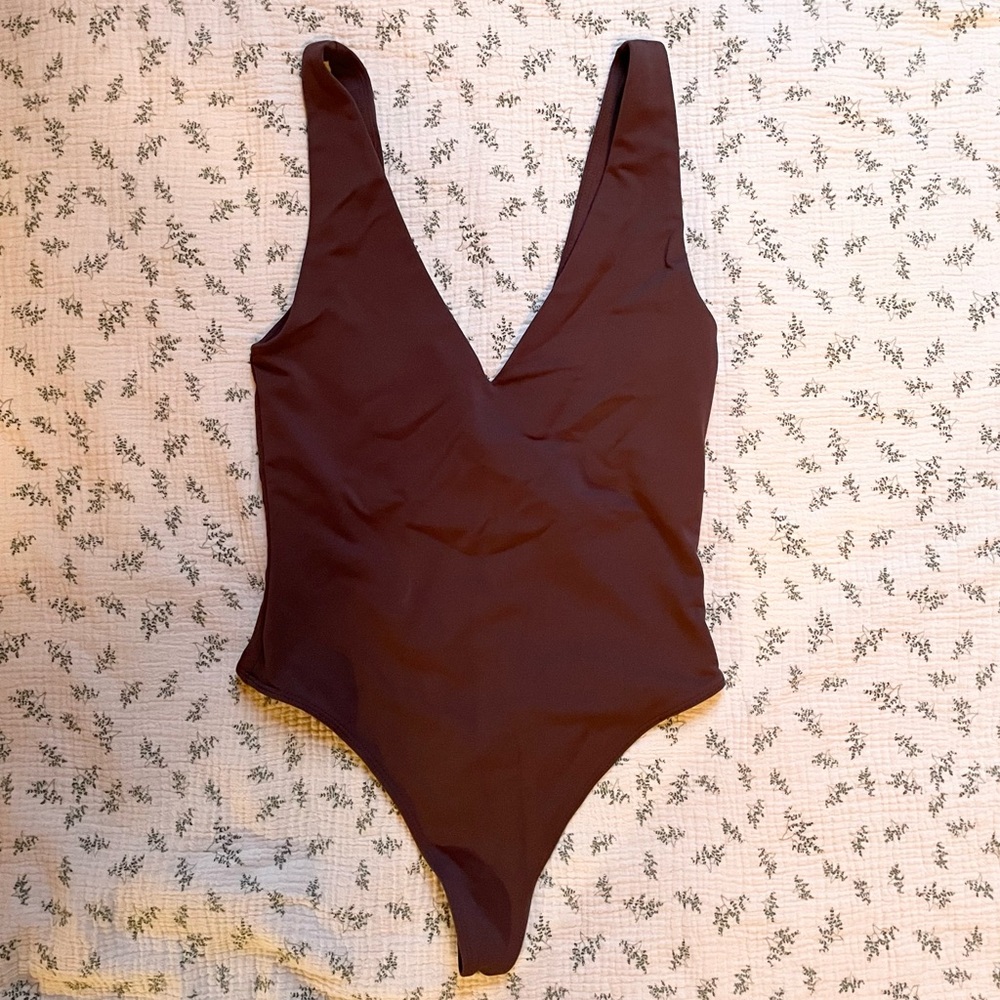Babaton Contour V Neck Bodysuit